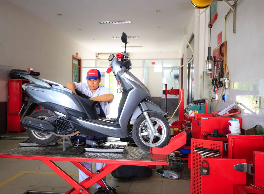 Roller auf der Hebebühne in der Werkstatt